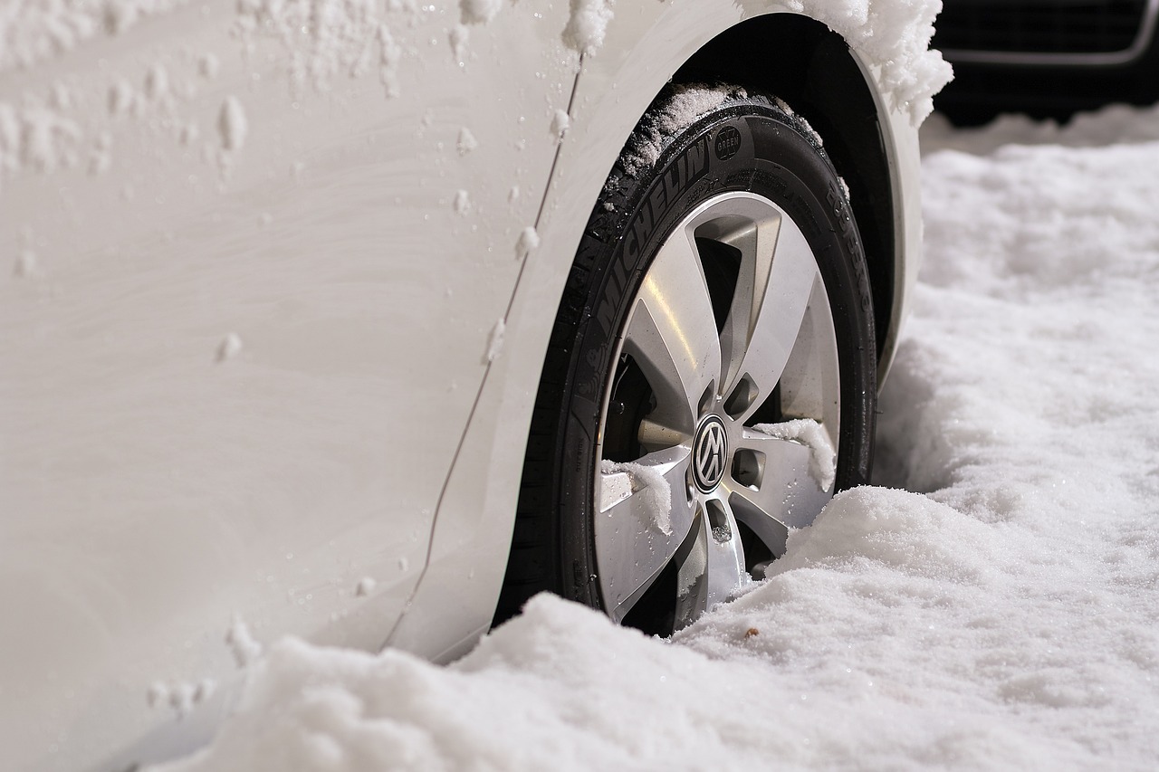 Rijden in extreme weersomstandigheden: tips voor sneeuw, regen en hitte